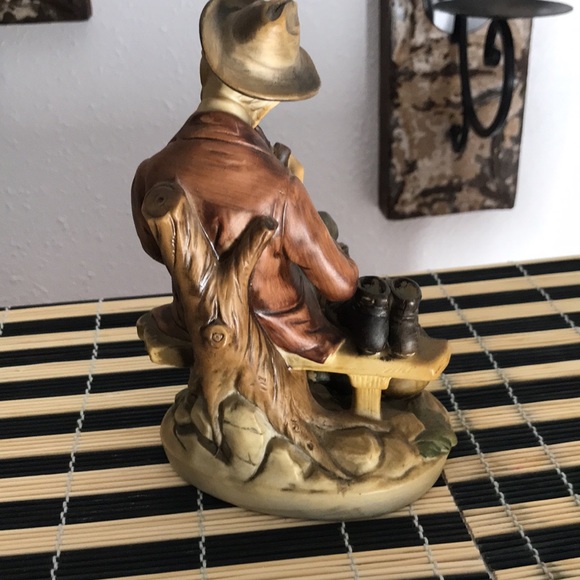 Man sitting on a bench - Picture 5 of 8